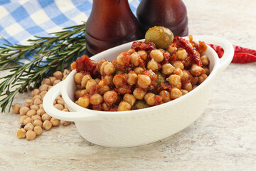 Chickpea beans with dry tomato and olives
