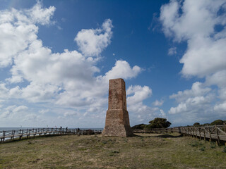 Antigua torre vigía llamada de torre ladrones en las dunas de Artola, Marbella