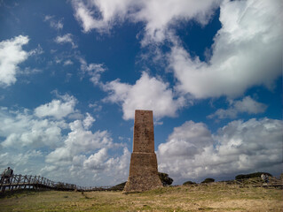 Antigua torre vigía llamada de torre ladrones en las dunas de Artola, Marbella