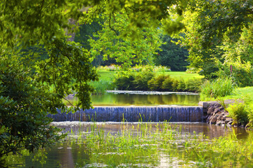 Bad Muskau ogród park kaskada mały wodospad  zieleń drzewa dęby Park Mużakowski Niemcy, Saksonia - obrazy, fototapety, plakaty
