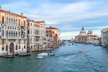 Canal Grande mit dem Palazzo Cavalli-Franchetti un der der Kirche Santa Maria della Salute