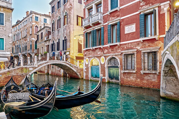 Gondeln an der Ponte de la Cortesia in Venedig in Italien - obrazy, fototapety, plakaty