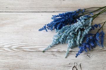 青いアスチルベの花束