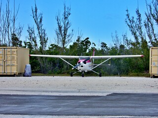 Sportflugzeug auf Flugplatz © Peter
