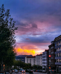 Fototapeta na wymiar Atardecer en una calle de la ciudad con cielo coloreado.