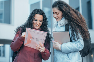 Chicas alumnas jovenes estudiando en el recreo de su universidad para realizar una tarea en clase