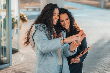 Chicas escolares adolescentes haciéndose una foto de selfie en el descanso del recreo al terminar su tarea de la universidad para subirlo a sus redes sociales con entusiasmo