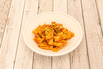 These homemade tomato macaroni are a tasty and at the same time very simple recipe, with the pleasure of preparing your own tomato sauce at home