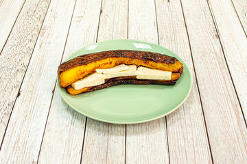 baked banana with cheese, this recipe, made with ripe plantain, combines the sweetness of this ingredient with the salty touch of white cheese