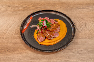 duck raised to be a producer of foie gras. This makes it a juicy meat, thanks to its infiltration of fat, instead of being dry meat, as poultry breasts generally are.