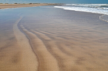 Efecto de rayas que deja el mar en la arena cuando las olas se van