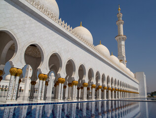 Fototapeta na wymiar Abu Dhabi white mosque reflected in the water