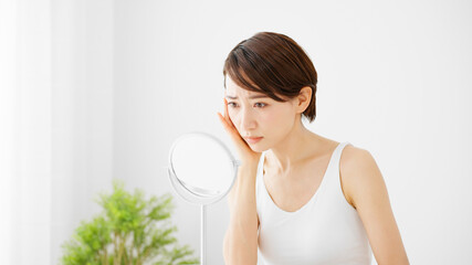 ビューティーイメージ　スキンケアをする若い女性