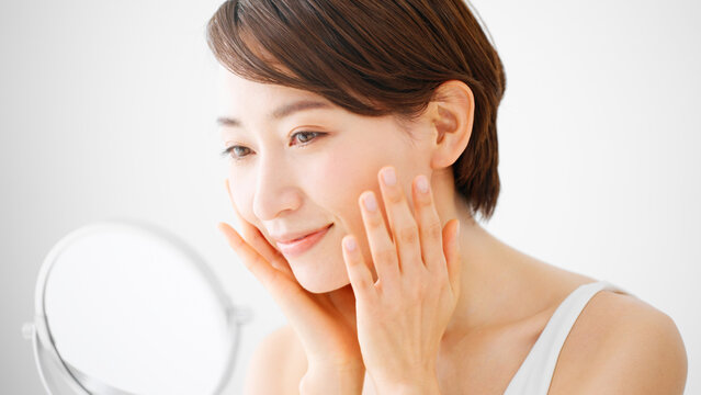 ビューティーイメージ　スキンケアをする若い女性