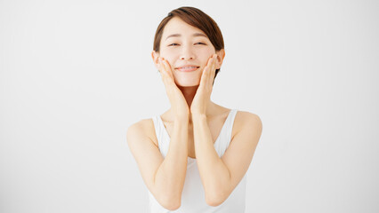 Fototapeta premium ビューティーイメージ スキンケアをする若い女性