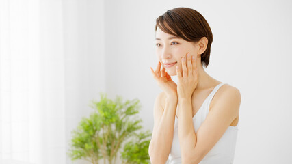 ビューティーイメージ　スキンケアをする若い女性