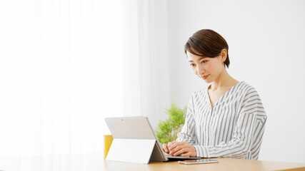 ノートパソコンを使う若い女性