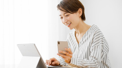 ノートパソコンを使う若い女性