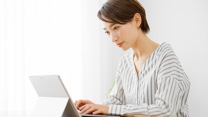 ノートパソコンを使う若い女性