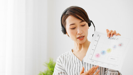 オンライン会議をする若いビジネスウーマン