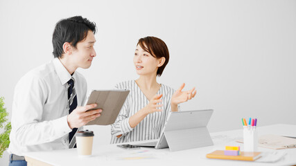 Obraz premium ミーティングをするビジネスマンとビジネスウーマン