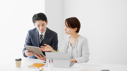 Obraz premium ミーティングをするビジネスマンとビジネスウーマン