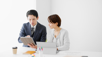 ミーティングをするビジネスマンとビジネスウーマン