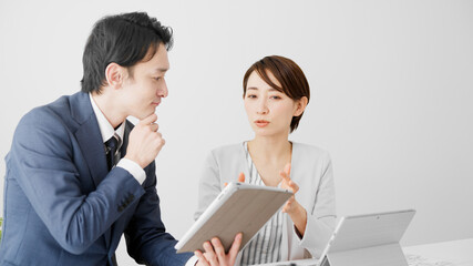 Obraz premium ミーティングをするビジネスマンとビジネスウーマン