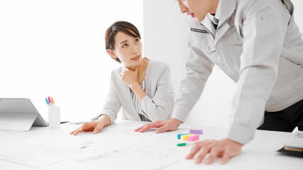 ミーティングをする建築士の女性と男性
