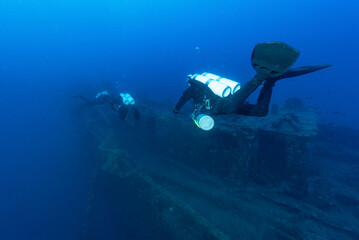Relitto di una nave affondata nella seconda guerra mondiale vicino a Cagliari, con subacquei con bibombola e stage