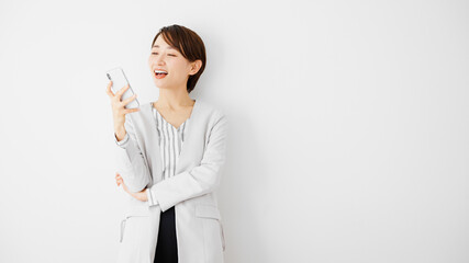 スマートフォンを使う若い女性
