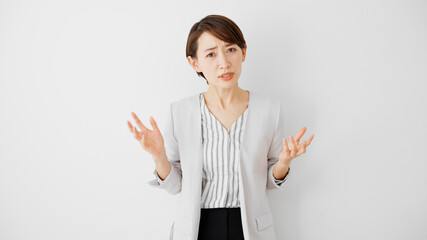 訴えかける若い女性