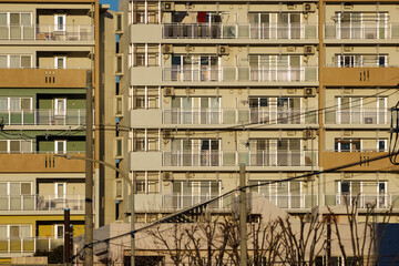 朝日を浴びるアパート