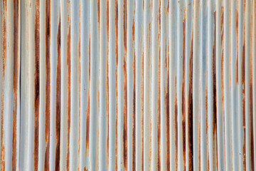 トタンの壁　剥げかけた塗料