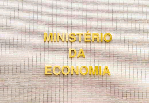 Fachada lateral do Ministério da Economia na cidade de Brasília. Governo federal brasileiro, Poder executivo.  Projeto de Oscar Niemeyer. Brasília, Distrito Federal  - Brasil.  Novembro, 21, 2021.