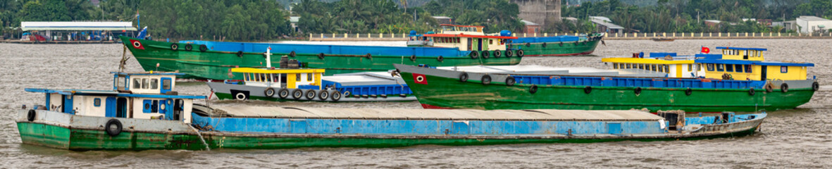 Fototapeta na wymiar Mekong transport
