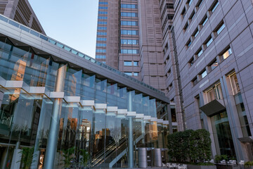 東京都新宿区西新宿の夕方の都市景観