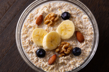 フルーツとナッツをトッピングしたオートミール