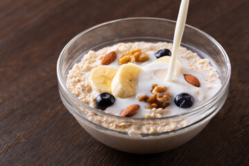 オートミールに牛乳を注ぐ