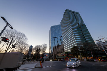 東京都新宿区西新宿の夕方の都市景観