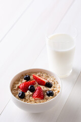 イチゴとブルーベリーをトッピングしたオートミール