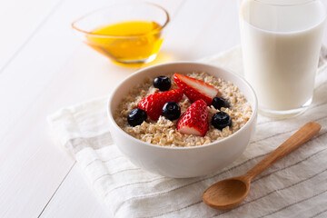 イチゴとブルーベリーをトッピングしたオートミール