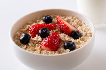 イチゴとブルーベリーをトッピングしたオートミール