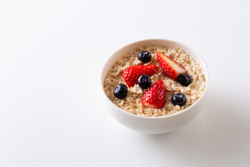 イチゴとブルーベリーをトッピングしたオートミール