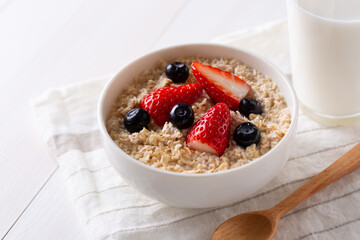 イチゴとブルーベリーをトッピングしたオートミール