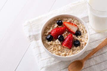 イチゴとブルーベリーをトッピングしたオートミール