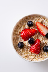 イチゴとブルーベリーをトッピングしたオートミール