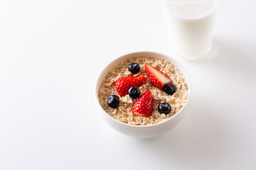 イチゴとブルーベリーをトッピングしたオートミール