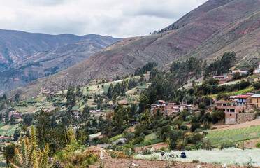 Fototapeta na wymiar Chuchupampa valley, rural town in Tarma Peru, valley view full of trees, houses and hills, farmers harvesting flowers