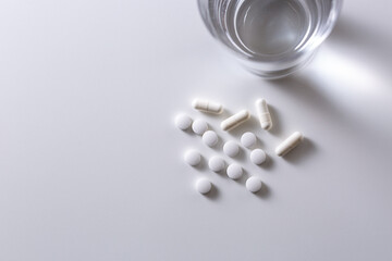 白背景に薬と水